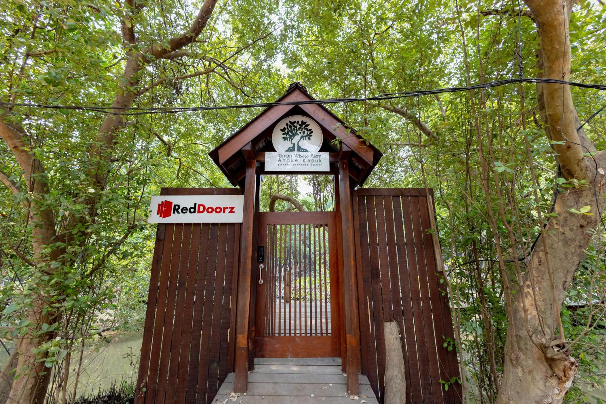 Reddoorz Resort @ Taman Wisata Mangrove Джакарта Екстериор снимка